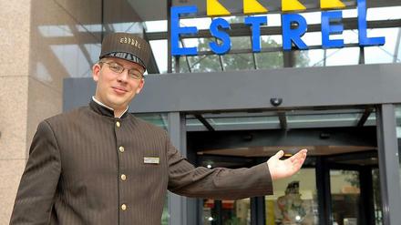 Das Estrel-Hotel am S-Bahnhof Sonnenallee funktioniert wie ein eigener Kosmos.