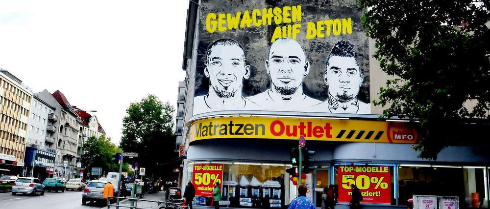 Drei Heldenköpfe an grauer Wand. Die Brüder Jerome, George und Kevin-Prince Boateng (von links) sind dauerhaft in den Wedding zurückgekehrt.