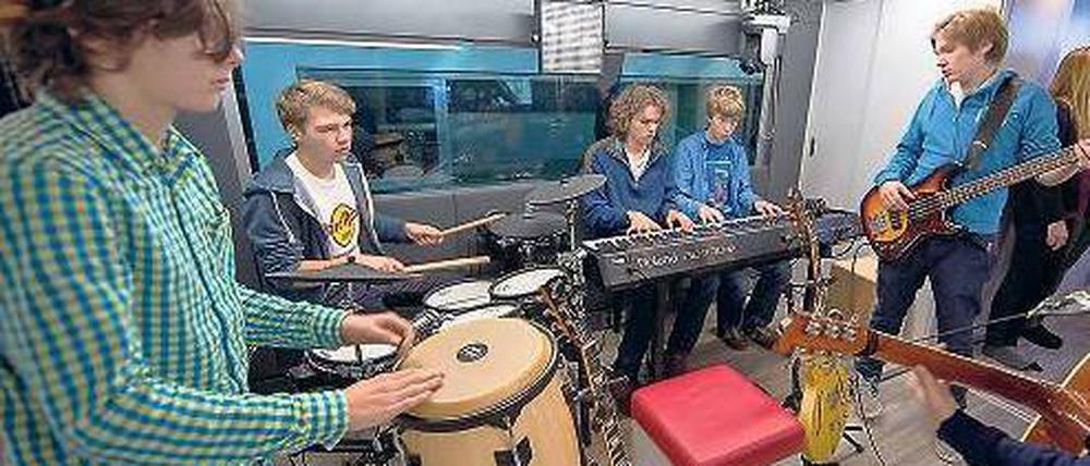 Beat im Bus. Schüler haben am Montag ihren Song im John-Lennon-Bus vor der gleichnamigen Schule aufgenommen.