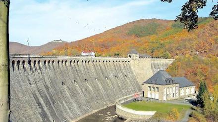 Monumental. Die Sperrmauer des Edersees ist – neben dem ausgedehnten Waldgebiet – einer der Anziehungspunkte des Waldecker Landes in Nordhessen.
