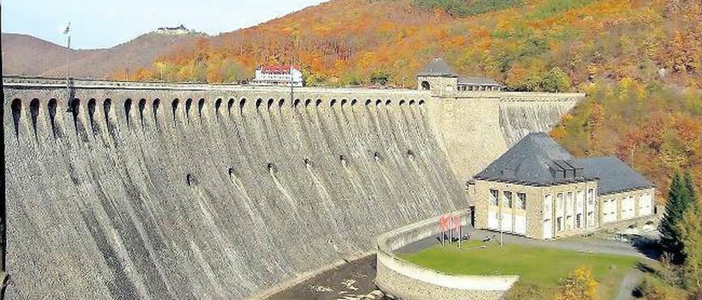 Monumental. Die Sperrmauer des Edersees ist – neben dem ausgedehnten Waldgebiet – einer der Anziehungspunkte des Waldecker Landes in Nordhessen.