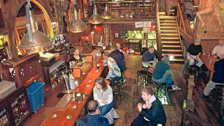 Gedämpft ist bestenfalls das Licht im „The Quays“, einer von vielen Pubs in Galway, die Stimmung meistens nicht.