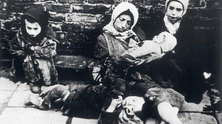 1943 warten Kinder in Theresienstadt auf den Transport nach Auschwitz.