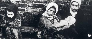 1943 warten Kinder in Theresienstadt auf den Transport nach Auschwitz.