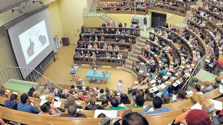 Aufmerksam. Auch volle Vorlesungen und Seminare lassen sich spannend gestalten. Doch viele Dozenten tun dafür zu wenig, denn Anstrengungen in der Lehre bringen kaum Vorteile für die wissenschaftliche Karriere. Lehrpreise sollen das ändern.