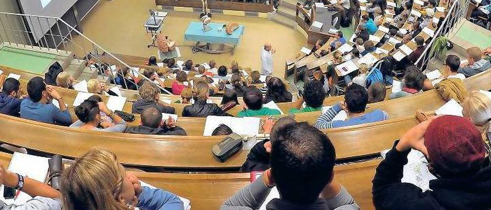 Aufmerksam. Auch volle Vorlesungen und Seminare lassen sich spannend gestalten. Doch viele Dozenten tun dafür zu wenig, denn Anstrengungen in der Lehre bringen kaum Vorteile für die wissenschaftliche Karriere. Lehrpreise sollen das ändern.