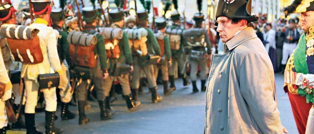 Spielend in den Krieg. Ein grimmiger Franzosenkaiser beim Appell der Ehrengarde der sächsischen Leibgrenadiere am Mittwochabend. Foto: Jan Woitas/dpa