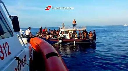 Ein Standbild aus dem Video der italienischen Küstenwache. 