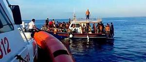 Ein Standbild aus dem Video der italienischen Küstenwache. 