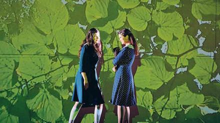 Im Schatten junger Mädchenblüte. Anna Lapkovskaja (Dunjascha) scherzt mit Olga Peretyatko (Marfa). 