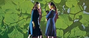 Im Schatten junger Mädchenblüte. Anna Lapkovskaja (Dunjascha) scherzt mit Olga Peretyatko (Marfa).