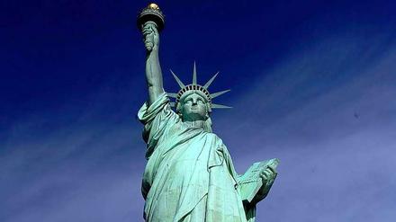 Dicht. Die Freiheitsstatue in New York ist so wie andere Touristenattraktionen geschlossen