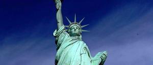 Dicht. Die Freiheitsstatue in New York ist so wie andere Touristenattraktionen geschlossen