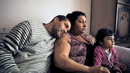 Bedrohtes Familienglück: Nazif (Nazif Mujic, links) sorgt sich um seine Frau Senada (Senada Alimanovic), sie muss dringend operiert werden, aber der Familie fehlt das Geld.