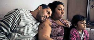 Bedrohtes Familienglück: Nazif (Nazif Mujic, links) sorgt sich um seine Frau Senada (Senada Alimanovic), sie muss dringend operiert werden, aber der Familie fehlt das Geld.