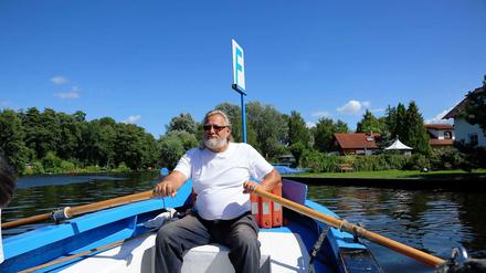 Am Tag der Deutschen Einheit brachte Fährmann Ronald Kebelmann (hier ein Archivbild aus dem Sommer) zum vorerst letzten Mal Passagiere von der BVG-Haltestelle Kruggasse nach Müggelheim. 