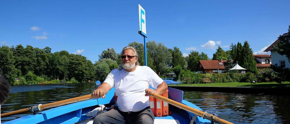 Am Tag der Deutschen Einheit brachte Fährmann Ronald Kebelmann (hier ein Archivbild aus dem Sommer) zum vorerst letzten Mal Passagiere von der BVG-Haltestelle Kruggasse nach Müggelheim. 