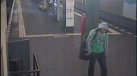 Dieser Mann soll auf dem U-Bahnhof Karl-Marx-Straße eine Frau überfallen haben.