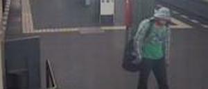 Dieser Mann soll auf dem U-Bahnhof Karl-Marx-Straße eine Frau überfallen haben.