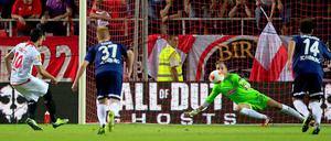 Gleich ist er drin. Perotti trifft zum 1:0 für Sevilla, Freiburgs Torwart Baumann ist chancenlos.