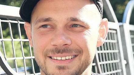 Zwei in einem. In der Carl-von-Ossietzky-Schule in Kreuzberg hat Antonio Wannek seine erste Theaterrolle gespielt. Am Sonntag ist er als Schläger im Magdeburger „Polizeiruf 110“ zu sehen. 