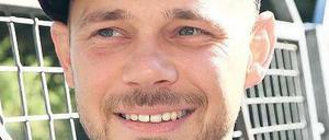 Zwei in einem. In der Carl-von-Ossietzky-Schule in Kreuzberg hat Antonio Wannek seine erste Theaterrolle gespielt. Am Sonntag ist er als Schläger im Magdeburger „Polizeiruf 110“ zu sehen. 