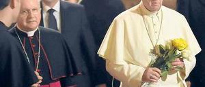 Rosen in den Farben des Vatikans für einen, der Armut predigte und lebte. Papst Franziskus in der Grabkirche des heiligten Franziskus in Assisi, begleitet von Kardinälen. Foto: dpa