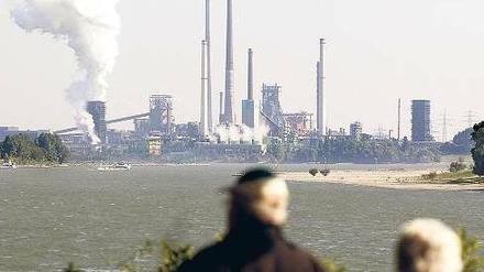 Industrie-Idylle. Direkt am Ufer des Rheins steht in Duisburg das Thyssen-Krupp-Stahlwerk. Ohne die Befreiung von der EEG-Umlage wäre die Stahlproduktion hierzulande kaum noch rentabel. Foto: dpa