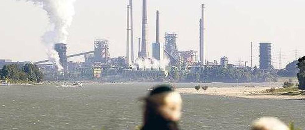 Industrie-Idylle. Direkt am Ufer des Rheins steht in Duisburg das Thyssen-Krupp-Stahlwerk. Ohne die Befreiung von der EEG-Umlage wäre die Stahlproduktion hierzulande kaum noch rentabel. Foto: dpa
