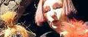 GUCK MAL. Sigrid Schubert, 72, ist Modellbauerin, Theaterpädagogin, Diplomlehrerin sowie ehrenamtliche Theaterleiterin, Puppengestalterin & -spielerin und Märchenerzählerin.