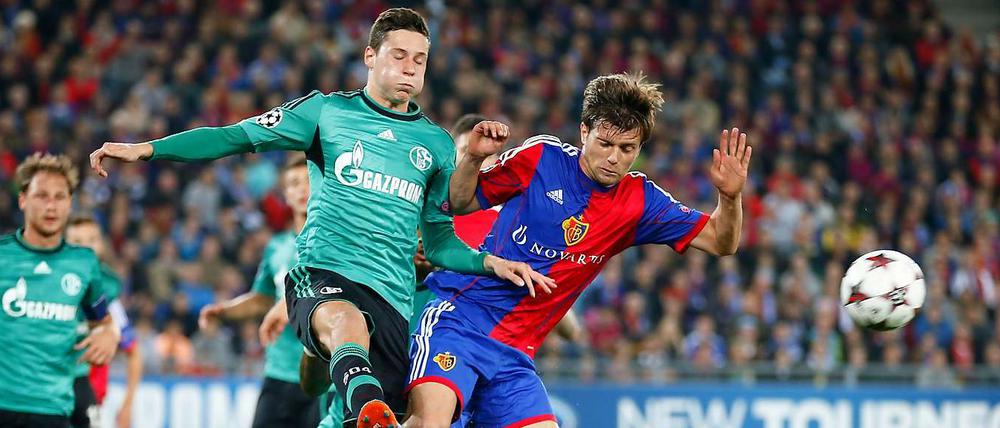 Julian Draxler macht dicke Backen, die Luft lässt er später beim Tor zum 1:0 für Schalke ab.