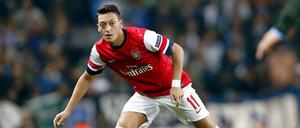 Da guckt er. Mesut Özil traf beim 2:0-Sieg von Arsenal gegen Neapel.