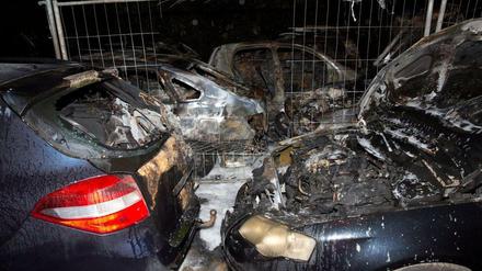 15 Autos brannten bei diesem Autohändler in Tempelhof. 