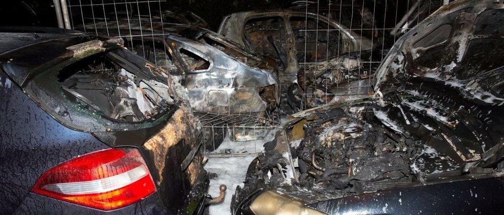 15 Autos brannten bei diesem Autohändler in Tempelhof. 