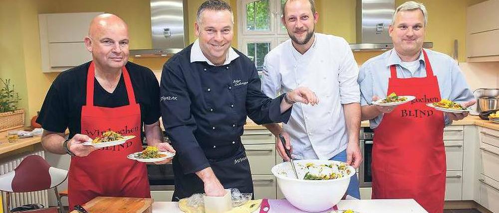 Na dann: Guten Appetit! K. Müller, H. Zurbrüggen, S. Hartmann und T. Schmidt (v.l.n.r.) in der neuen Küche. Foto: G. Moritz
