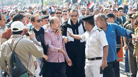 Aufgebrachte Menge. Polizisten verhaften auf dem Tahrir-Platz in Kairo einen Mann, der verdächtigt wird, ein Muslimbruder zu sein. Foto: Khaled Desouki/AFP
