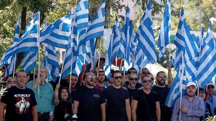 Anhänger der Neonazi-Partei Goldene Morgenröte protestieren vor der Polizeizentrale in Athen gegen die Verhaftung führender Mitglieder.