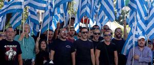 Anhänger der Neonazi-Partei Goldene Morgenröte protestieren vor der Polizeizentrale in Athen gegen die Verhaftung führender Mitglieder.
