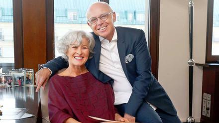 Giovanna und Ludwig-Maximilian Stefanel-Stoffel im Büro im Europahaus Unter den Linden, 5. Stock, gleich gegenüber dem Hotel Adlon. Die beiden Investoren an der Truman Plaza ("Fünf Morgen Dahlem Urban Village") versprechen, sich für eine hellere Fassade einzusetzen, um den Streit zu schlichten, den es um die Farbe an der Clayallee gab.