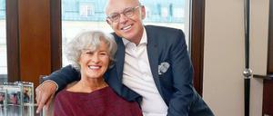 Giovanna und Ludwig-Maximilian Stefanel-Stoffel im Büro im Europahaus Unter den Linden, 5. Stock, gleich gegenüber dem Hotel Adlon. Die beiden Investoren an der Truman Plaza ("Fünf Morgen Dahlem Urban Village") versprechen, sich für eine hellere Fassade einzusetzen, um den Streit zu schlichten, den es um die Farbe an der Clayallee gab.