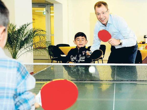 Spielend begegnen. Die Mitarbeiter von Sozialsenator Mario Czaja (CDU) haben die Tischtennisplatte gespendet, hier spielt Berlin gegen Bosnien.