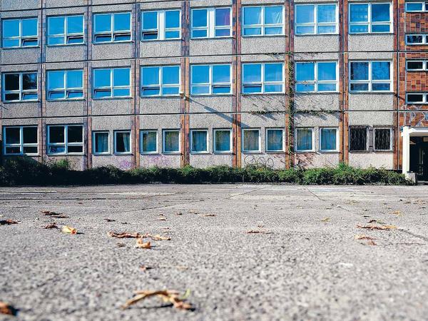 Das alte Max-Reinhardt-Gymnasium in Berlin-Hellersdorf. In den nächsten Monaten wird die Notunterkunft für Flüchtlinge ausgebaut.