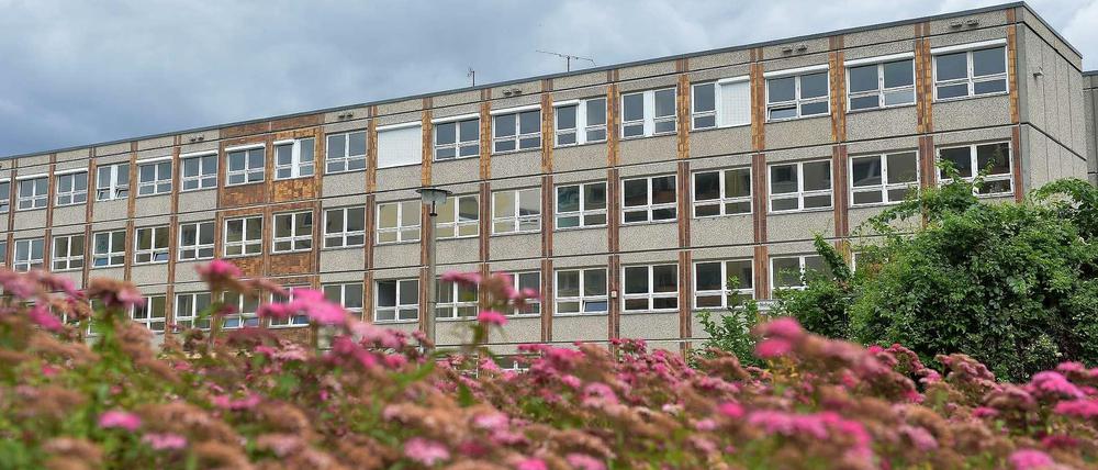 Es ist wahrscheinlich Deutschlands bekannteste Asylbewerberunterkunft - das Flüchtlingsheim in Berlin-Hellersdorf.