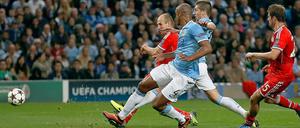 Gleich schlägt's ein. Arjen Robben (l.) trifft zum 3:0 für die Bayern.
