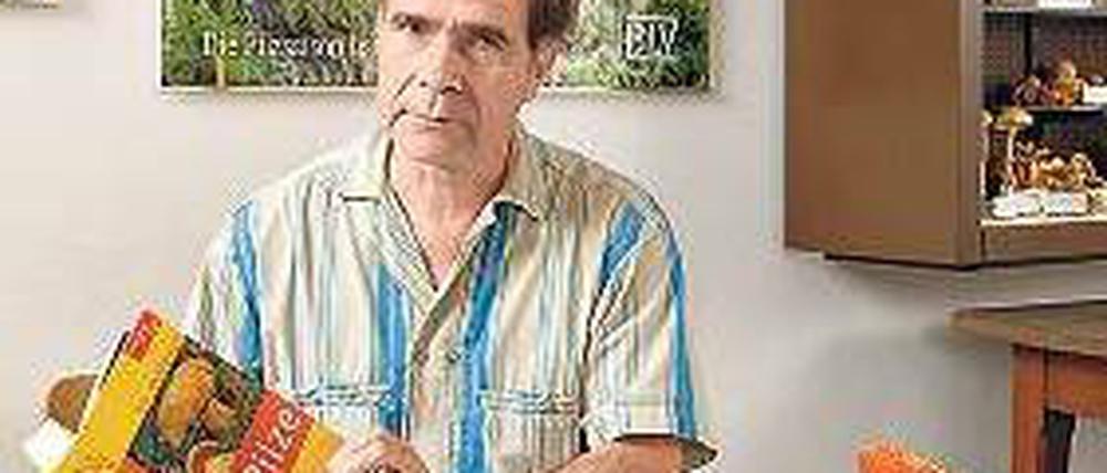 Ewald Gerhardt berät im Botanischen Museum.