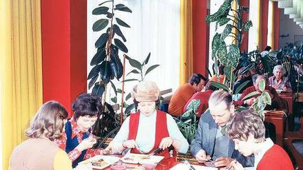 Die Kantine des Petrolchemischen Kombinats in Schwedt, 1980. 