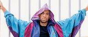 Wilfried Pletzinger verarbeitet besonders gern Sportbekleidung (Foto) aus den letzten Jahrzehnten. Auch er zeigt seine Kleider im Plänterwald.