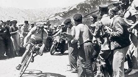 Der radelnde Mönch. Gino Bartali bei seinem ersten Tour-de-France-Sieg 1938, dem er später noch einen weiteren folgen ließ. Über seine Rolle im antifaschistischen Widerstand war bisher wenig bekannt. Nun wurde er als „Gerechter unter den Völkern“ ausgezeichnet.