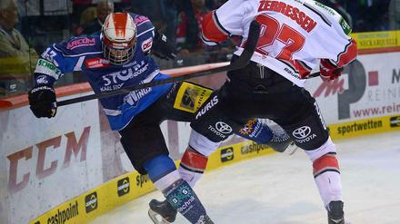  Morten Green (l.) von Schwenningen und der Kölner Pascal Zerressen (r.) im Zweikampf.