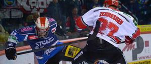  Morten Green (l.) von Schwenningen und der Kölner Pascal Zerressen (r.) im Zweikampf.